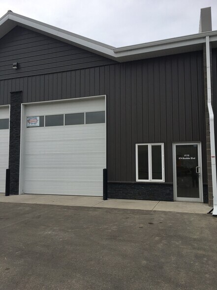 More Photos Of 974 Boulder Blvd, Stony Plain Warehouse For Lease