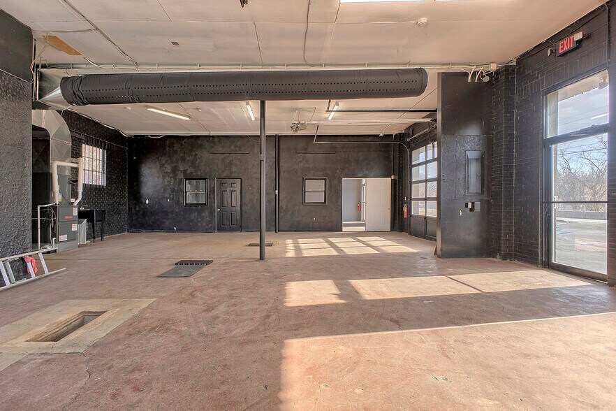 More Photos Of 6781 US-30, Jeannette Flex For Lease