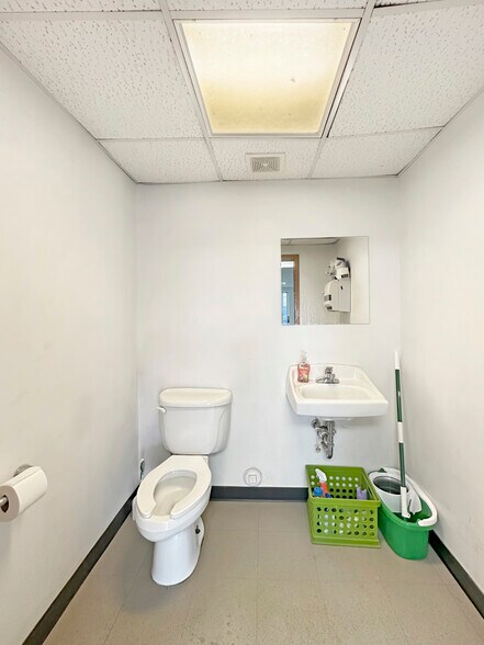 More Photos Of 4015 11th Ave SE, Minot Service For Sale