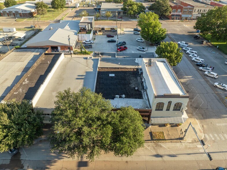 More Photos Of 104 W Elm St, Hillsboro Storefront Retail Office For Lease