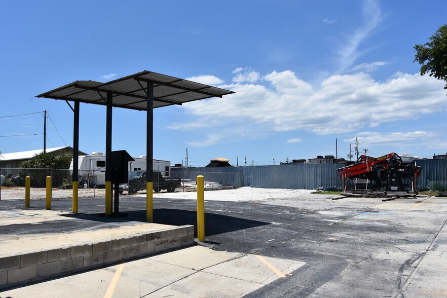 More Photos Of 2060 Range Rd, Clearwater Service For Lease