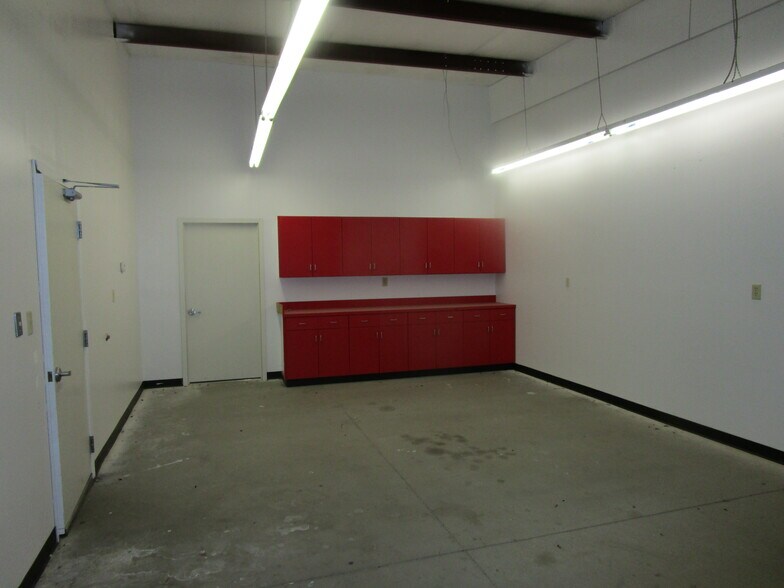 More Photos Of 1008-1016 W Mary St, Garden City General Retail For Lease