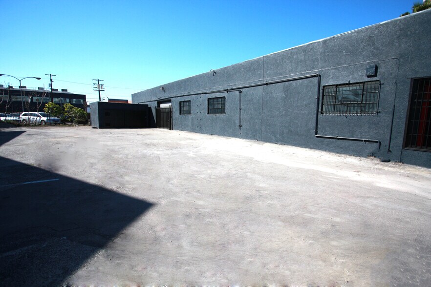 More Photos Of 160 W 33rd St, Los Angeles Warehouse For Lease