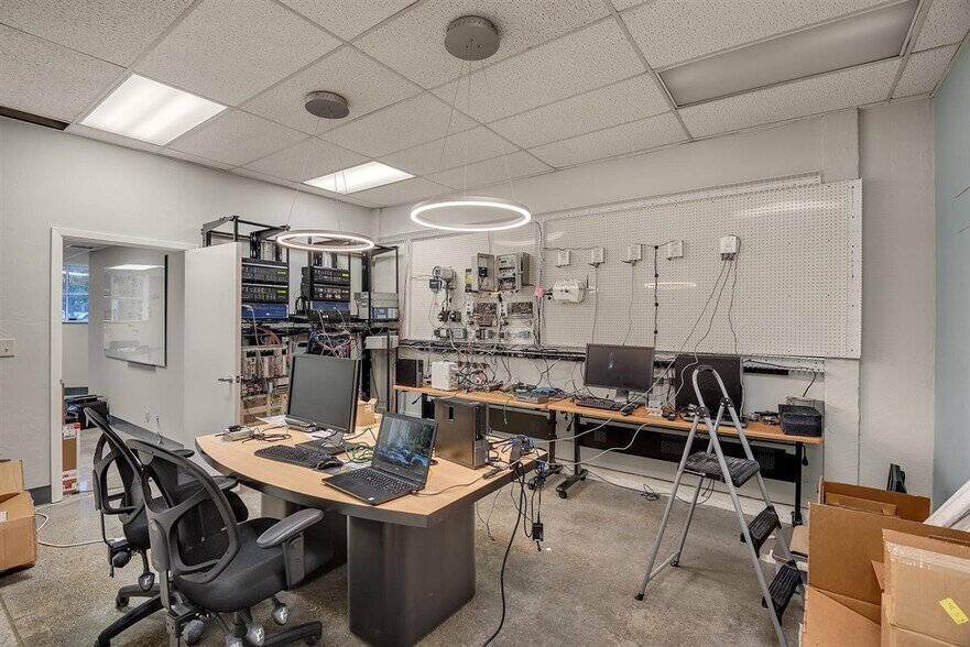 More Photos Of 1023 Chestnut St, Redwood City Research And Development For Sale