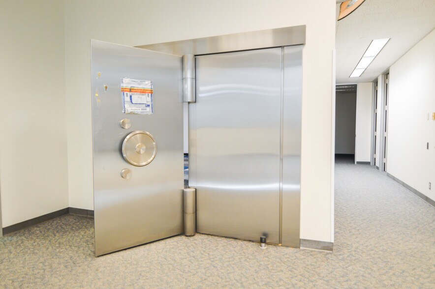 More Photos Of 40 NE Loop 410, San Antonio Office For Sale