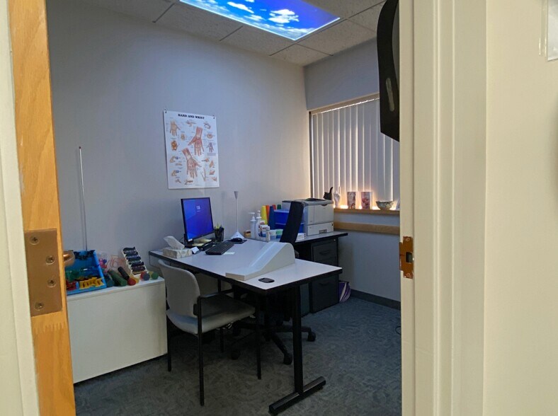 More Photos Of 20 Pondmeadow Dr, Reading Medical For Sale