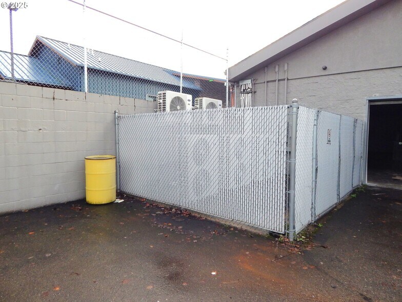 More Photos Of 330 NE Garden Valley Blvd, Roseburg Freestanding For Lease