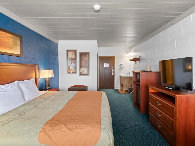 More Photos Of 1904 E Cedar St, Rawlins Hotel For Sale