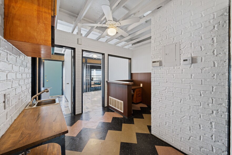 More Photos Of 903 N San Fernando Blvd, Burbank Storefront Retail Office For Sale