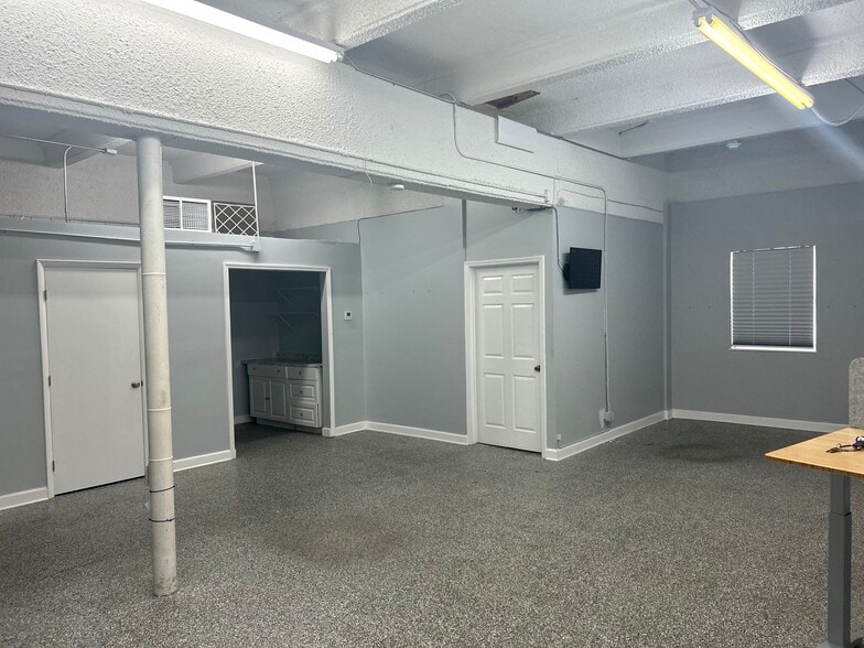 More Photos Of 2000 N Dixie Hwy, Hollywood Light Manufacturing For Sale