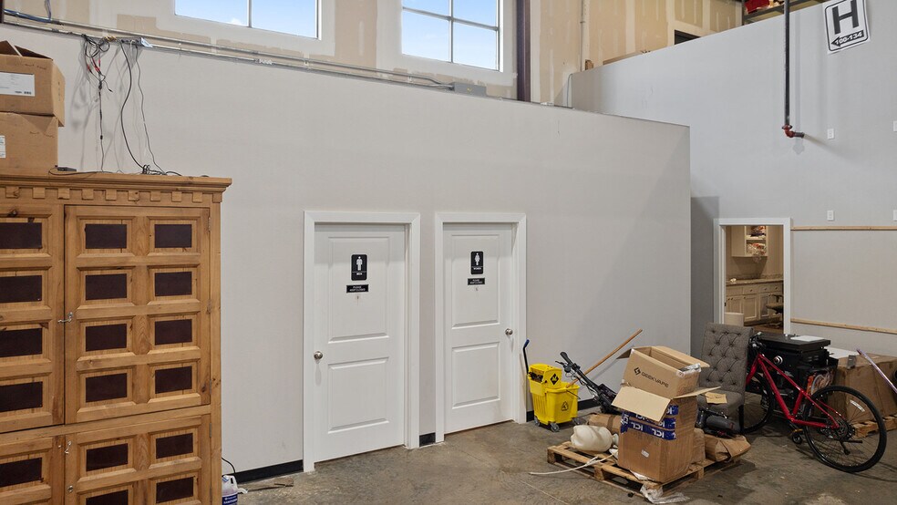 More Photos Of 174 W Stave Mill Rd, Rogers Self Storage For Lease