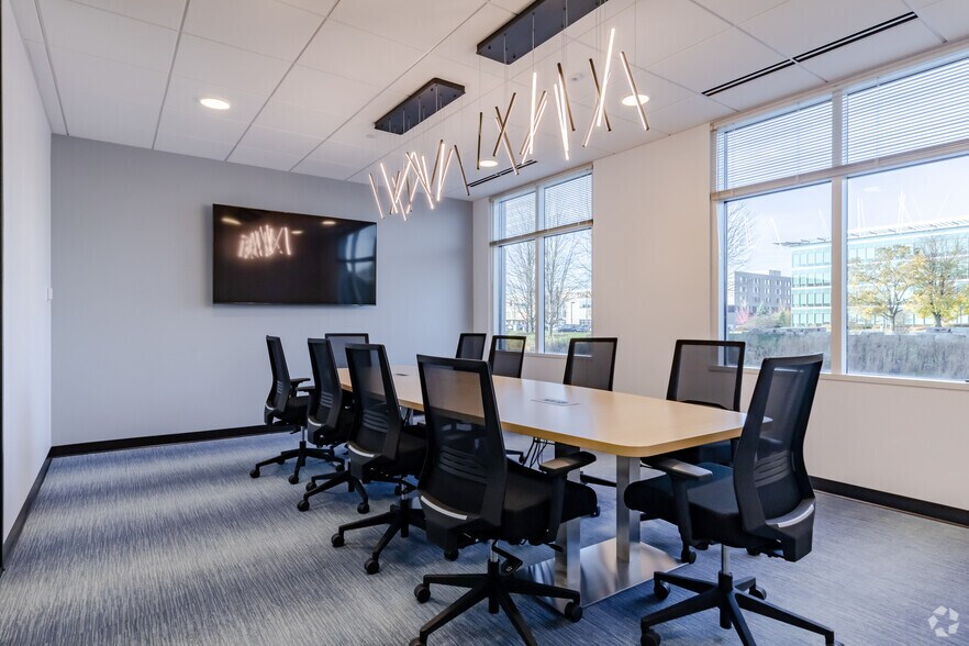 More Photos Of 2001 York Rd, Oak Brook Office For Lease