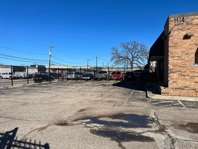 More Photos Of 11142 Shady Trl, Dallas Flex For Lease