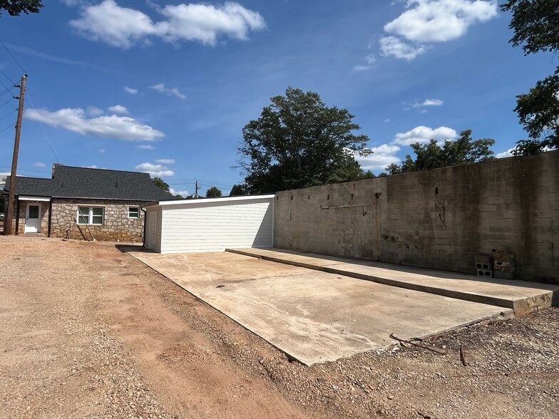 More Photos Of 129 New St, Decatur Unknown For Lease