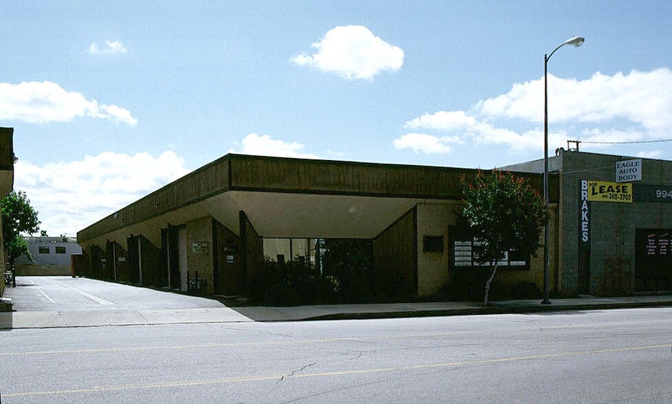 More Photos Of 9950-9960 Canoga Ave, Chatsworth Light Distribution For Lease