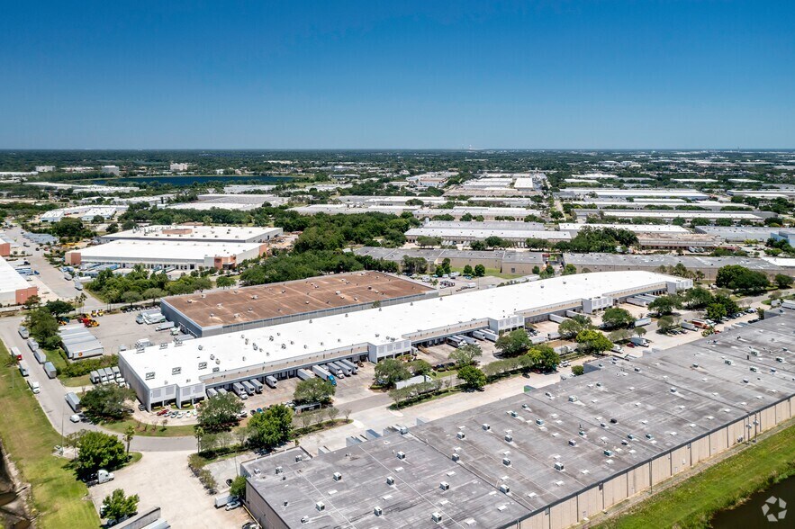 More Photos Of 2901 Titan Row, Orlando Warehouse For Lease
