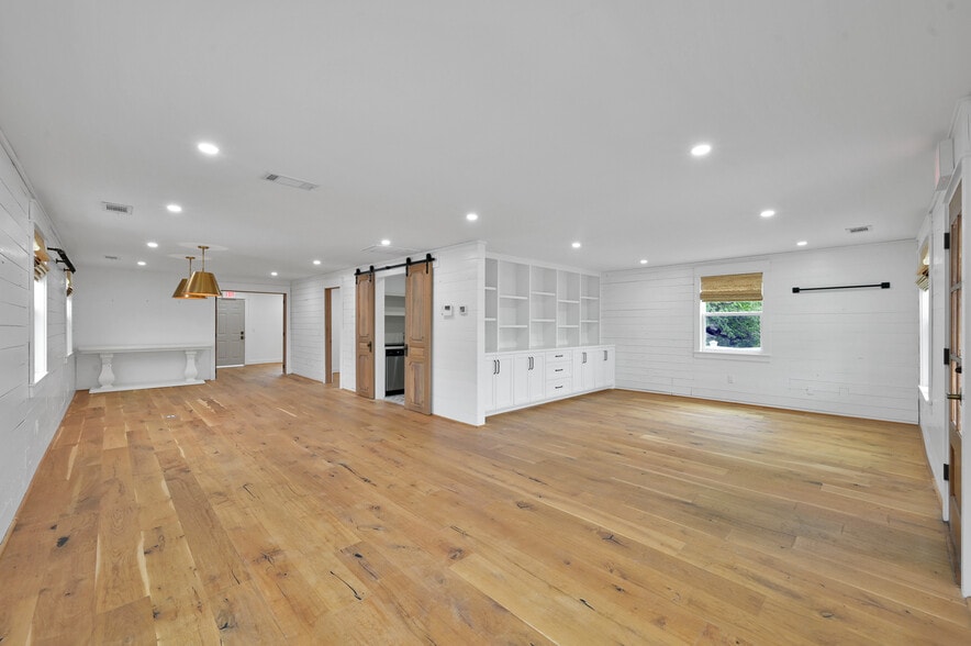 More Photos Of 724 W Main St, Tomball Storefront Retail Office For Sale