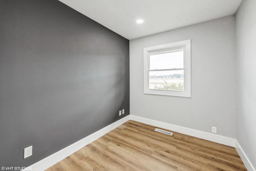 More Photos Of 711 N 1st St, Dekalb Office For Lease