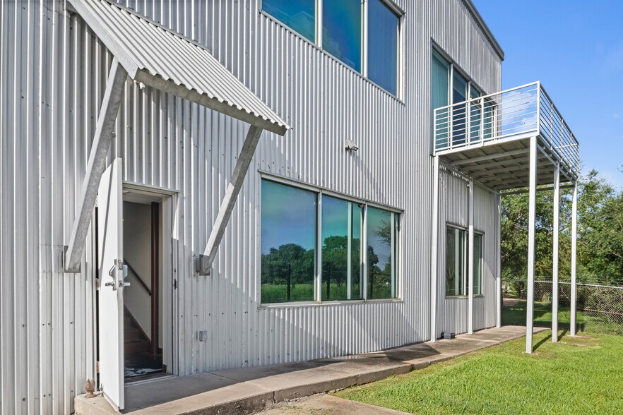 More Photos Of 18000 Groeschke Rd, Houston Airplane Hangar For Lease