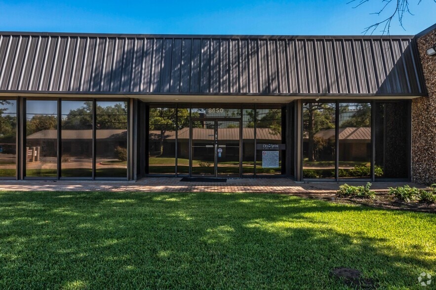 More Photos Of 8650 King George Dr, Dallas Flex For Sale