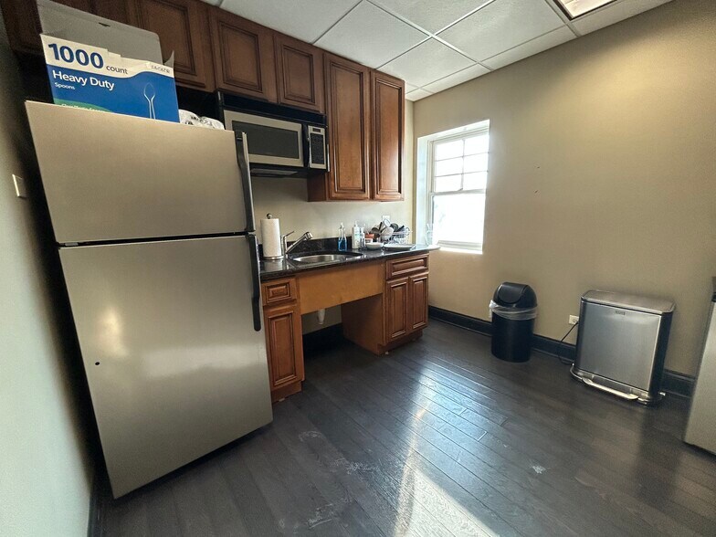 More Photos Of 874 Green Bay Rd, Winnetka Loft Creative Space For Lease