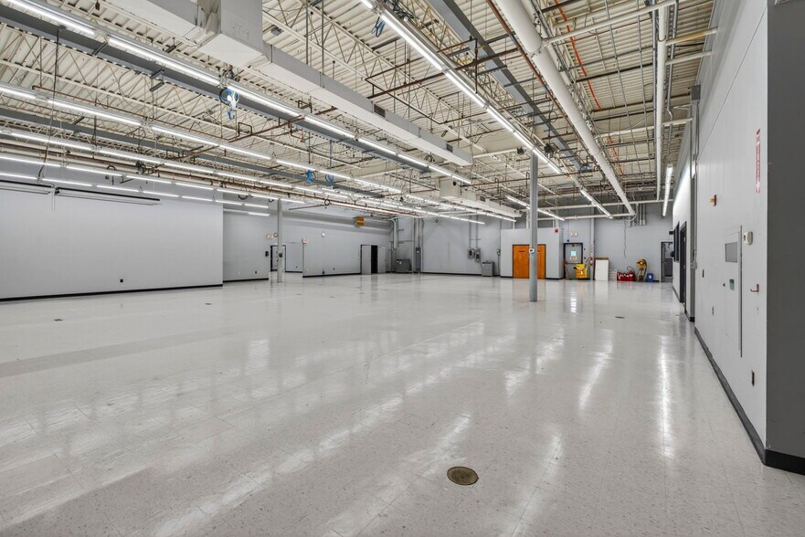 More Photos Of 645 Harvey Rd, Manchester Showroom For Lease