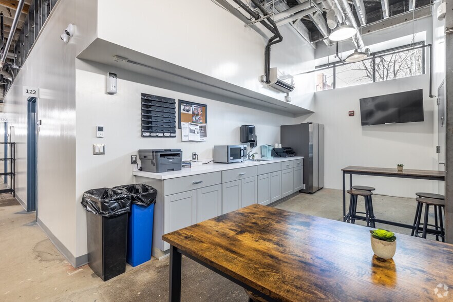 More Photos Of 2000-2014 5th St NE, Washington Warehouse For Lease