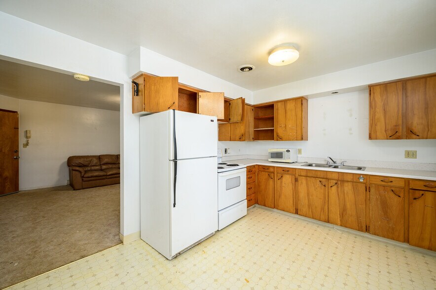 More Photos Of 229 E Monroe St, Carlton Apartments For Sale