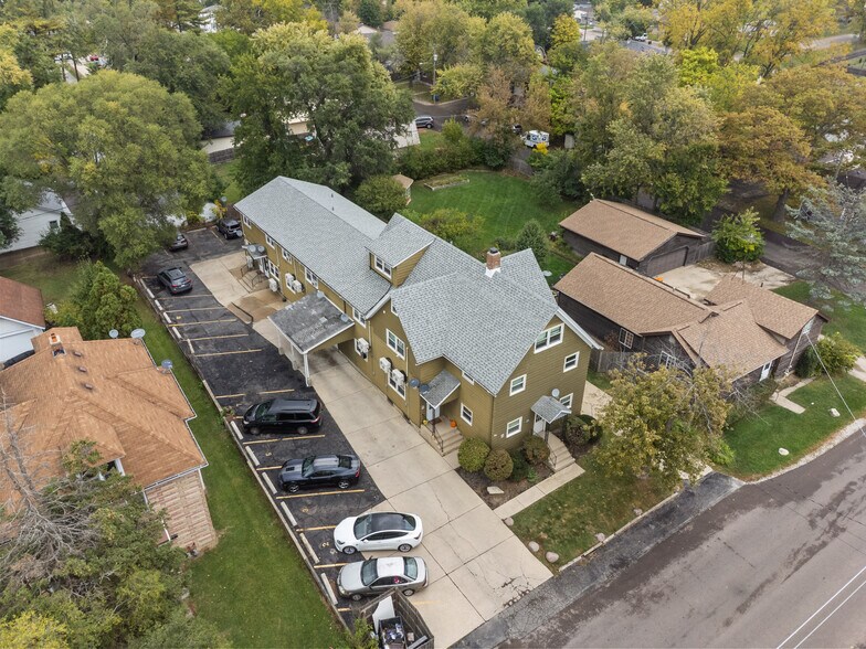 More Photos Of 304 Hankes Ave, Aurora Apartments For Sale