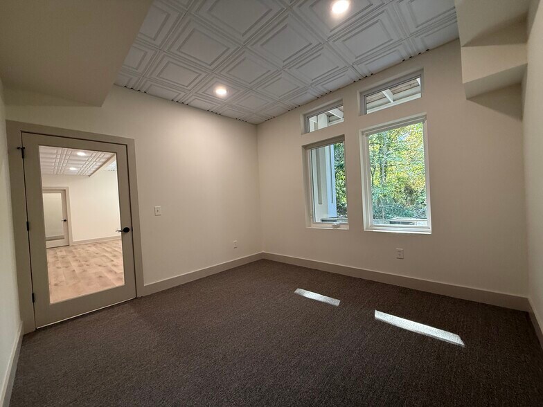 More Photos Of 1792 Woodstock Rd, Roswell Office For Lease
