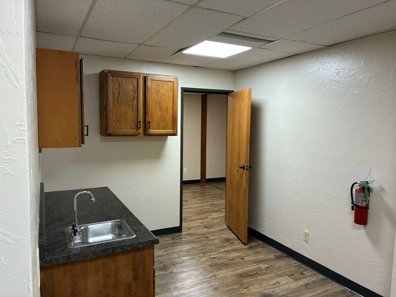 More Photos Of 2801 Parklawn Dr, Midwest City Medical For Lease
