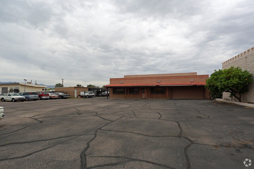 More Photos Of 2415 S Craycroft Rd, Tucson Auto Dealership For Sale