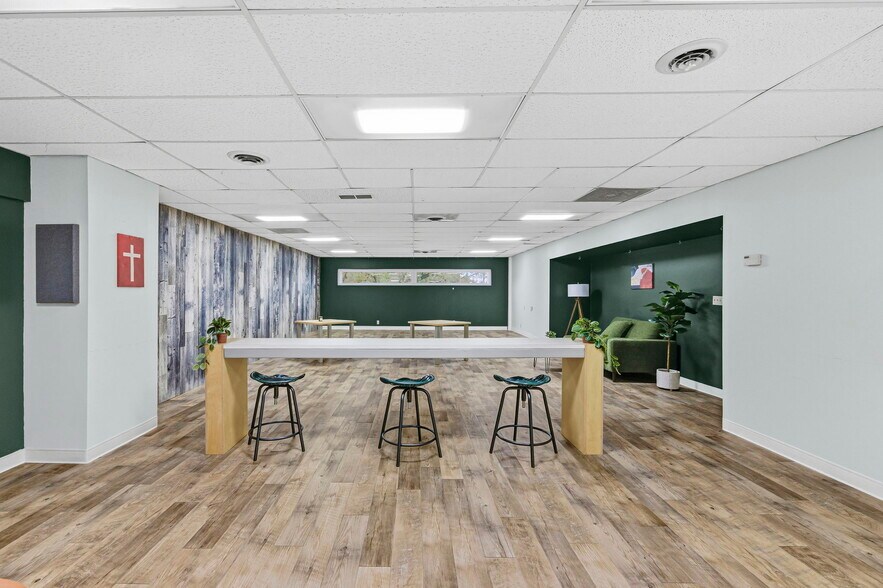 More Photos Of 580 N 36th St, Lafayette Flex For Lease
