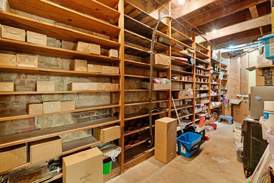 More Photos Of 20 North Plz, Paris General Retail For Sale