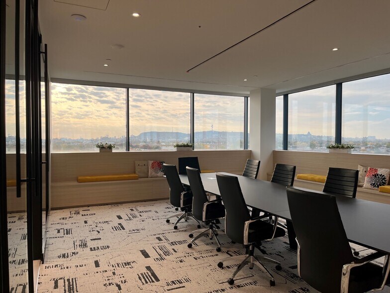 More Photos Of 110 Boul Crémazie O, Montréal Office For Lease