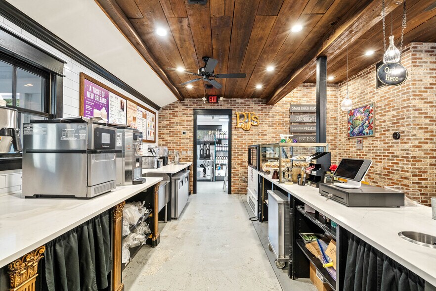 More Photos Of 8026 E Main St, Ridgeland General Retail For Sale