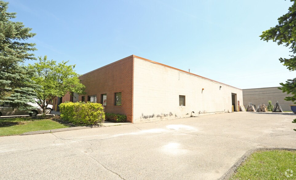 More Photos Of 31711-31715 W 8 Mile Rd, Livonia Warehouse For Lease