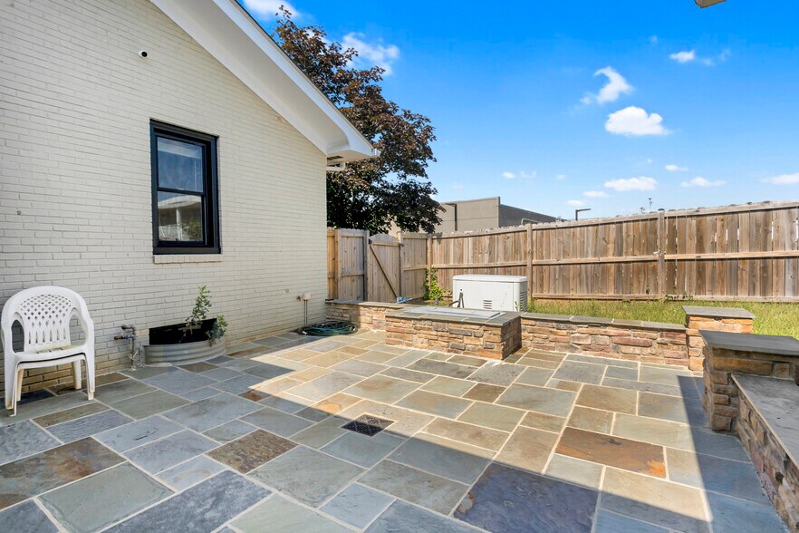 More Photos Of 1000 Oakwood St, Fredericksburg Office For Sale