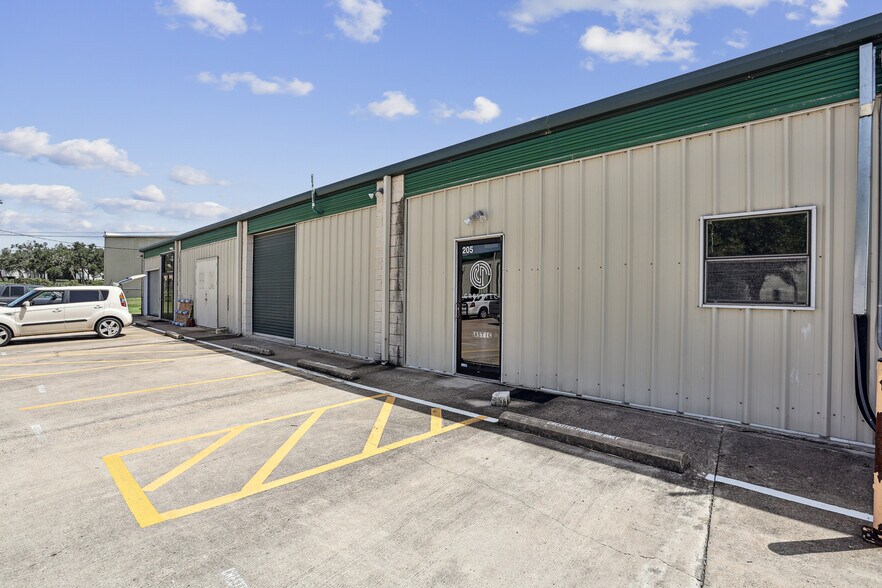 More Photos Of 11190 Circle Dr, Austin Unknown For Lease