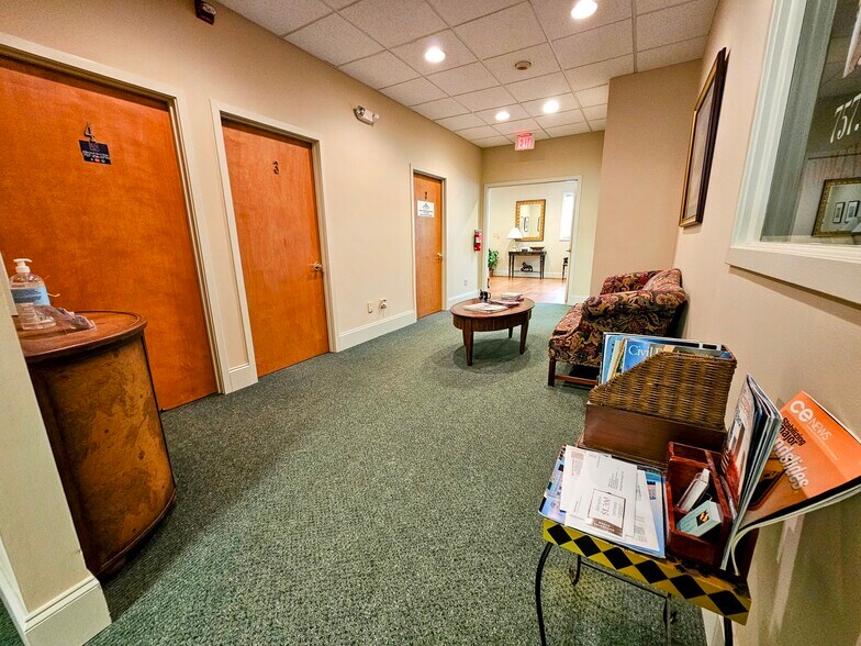More Photos Of 1730 George Washington Mem Hwy, Yorktown Storefront Retail Office For Lease