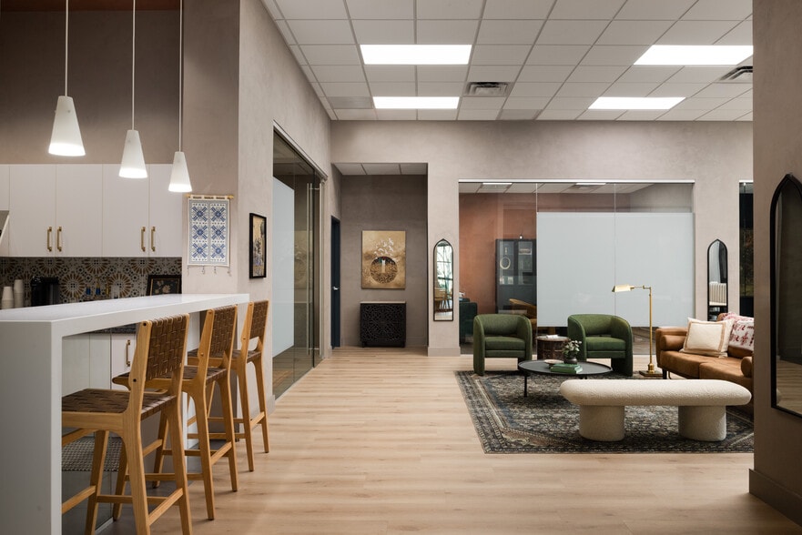 More Photos Of 4505 E Broadway Rd, Phoenix Light Manufacturing For Sale