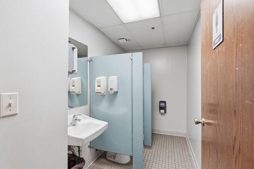 More Photos Of 8201 NE Hickory St, Minneapolis Truck Terminal For Sale