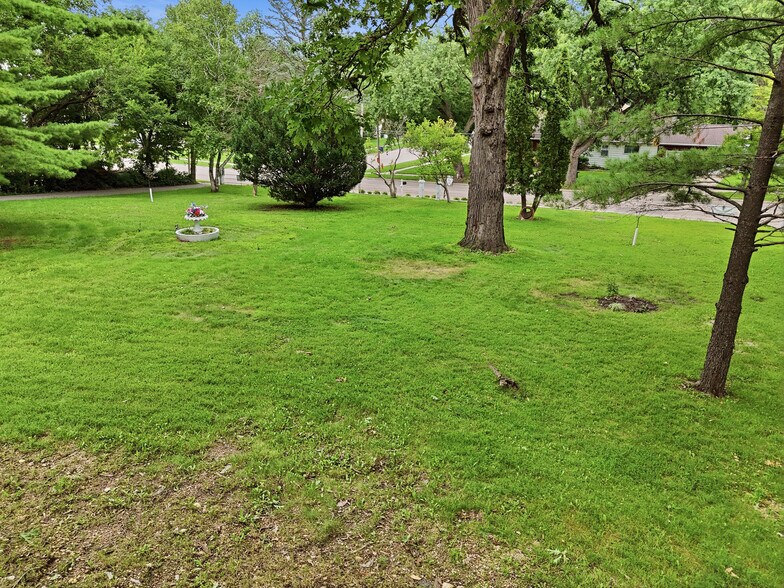 More Photos Of 2200 W Memorial Dr, Janesville Hospitality For Sale