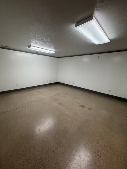 More Photos Of 257-263 W 2950 S, Salt Lk, Salt Lake City Light Manufacturing For Lease