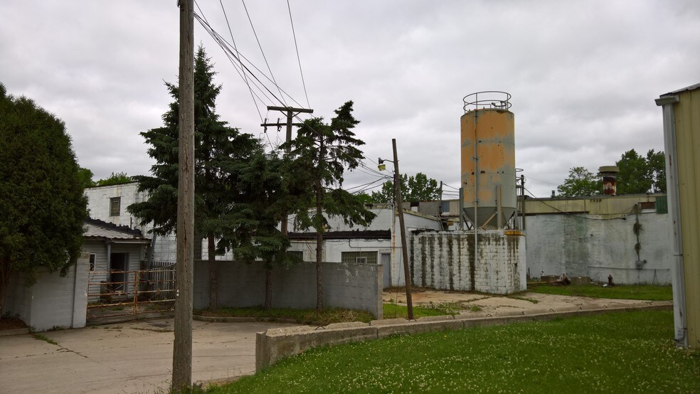 More Photos Of 5700 Walnut St, Richmond Warehouse For Lease