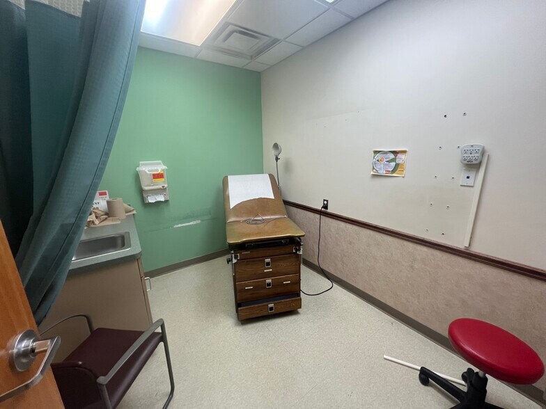 More Photos Of 60 E Warren Ave, Detroit Medical For Lease