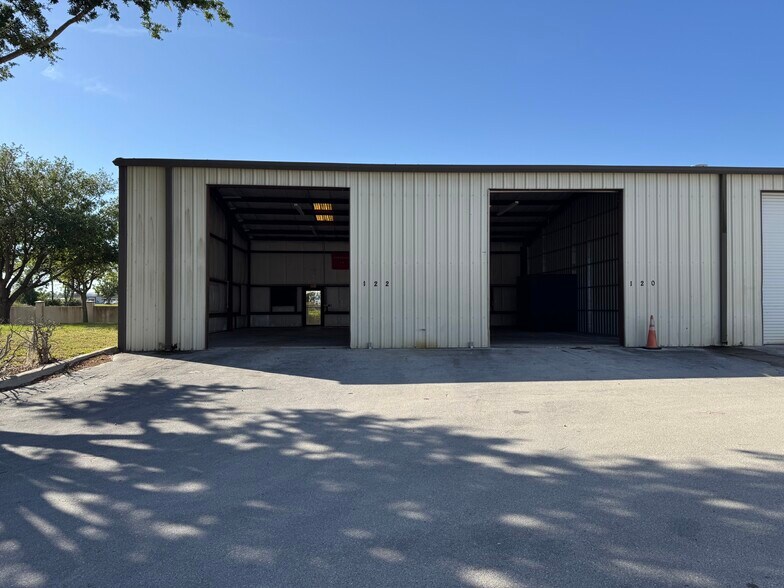 More Photos Of 110 Commercial Pl, Sebring Warehouse For Lease