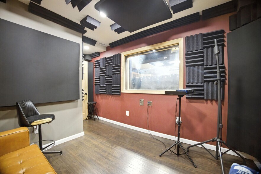 More Photos Of 83 Limekiln Pike, Glenside Storefront Retail Residential For Sale