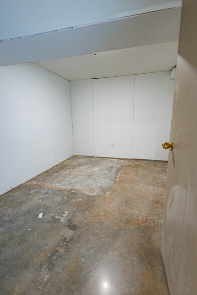 More Photos Of 21 W Mountain St, Fayetteville Storefront Retail Office For Lease