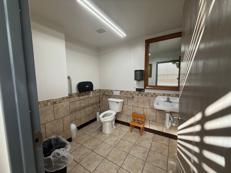 More Photos Of 33518 W Jefferson Ave, Rockwood Restaurant For Sale